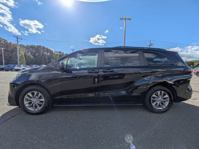 2023 Toyota Sienna LE