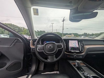 2022 Volvo XC60 B5 Momentum