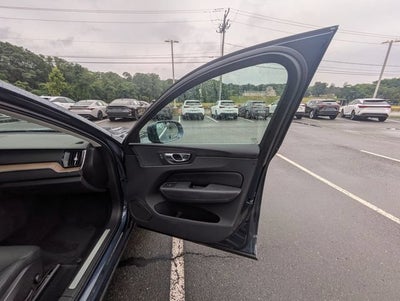 2022 Volvo XC60 B5 Momentum