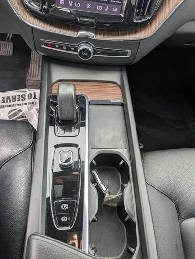 2022 Volvo XC60 B5 Momentum
